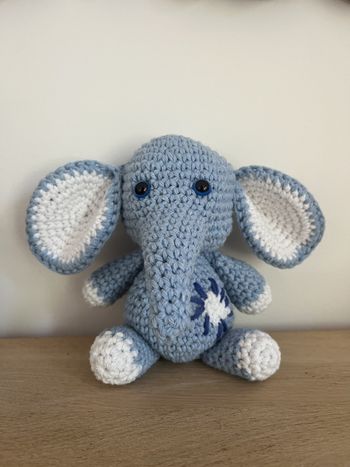 éléphant bleu fait main au crochet