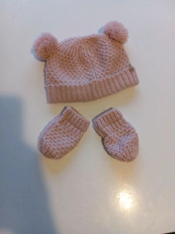 Lot de 2 Bonnets et une paire de moufles