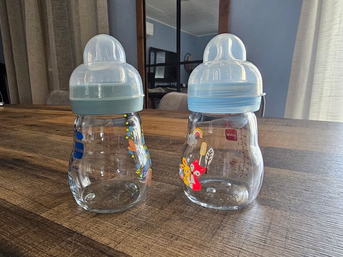 Deux biberons MAM en verre
