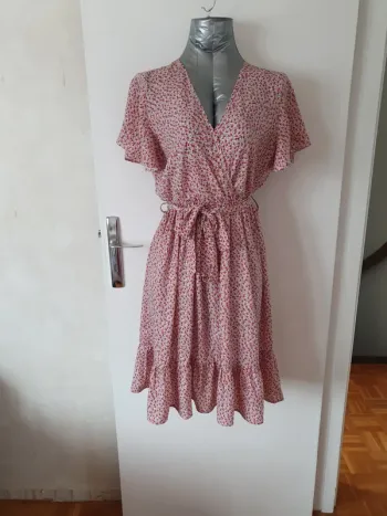 Robe fleuri ceinture et manche courte col v