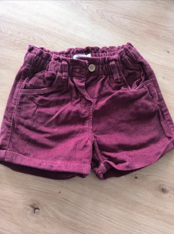 Short en velours bordeaux, taille 4 ans , état impeccable fille