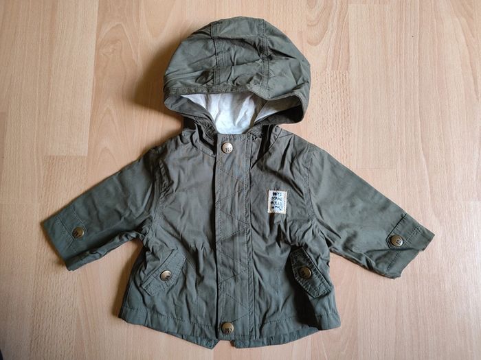 Veste coupe-vent à capuche kaki neuve Kiabi en 3M