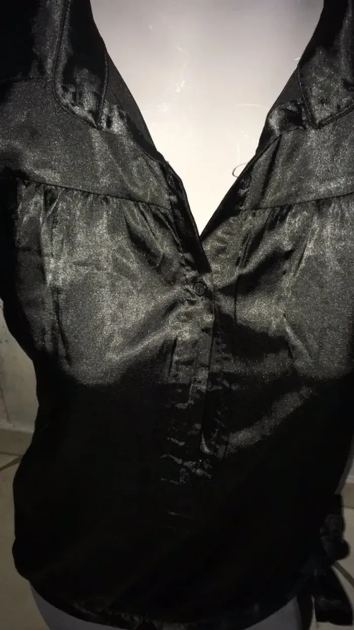 Chemise satinée Noire avec bas noeud - photo numéro 2