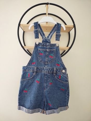 7 ans salopette short en jean cerise brodée ( étiquette coupée)