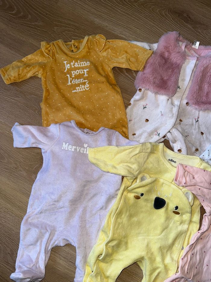 Lots 11 pyjamas 1 mois - photo numéro 2