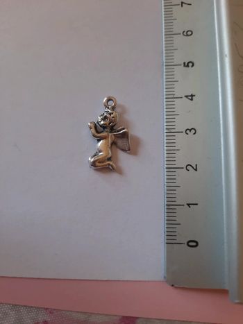 Pendentif couleur argent ange que prie