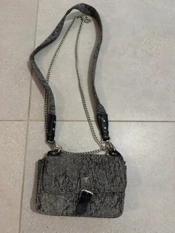 Sac à bandoulière le petit cartel, bon état mais il y a quelques marques d'usures, 20*12cm