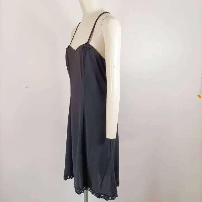 Robe noire fluide à fines bretelles - Décolleté cœur & dentelle fleurs taille M estimée A666 - photo numéro 4