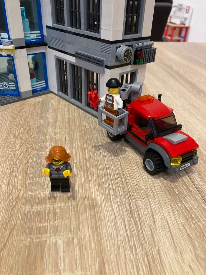 Lego 60141 Le commissariat de police - photo numéro 3
