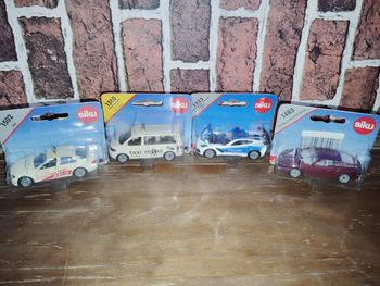 Lot de 4 voitures métal Siku