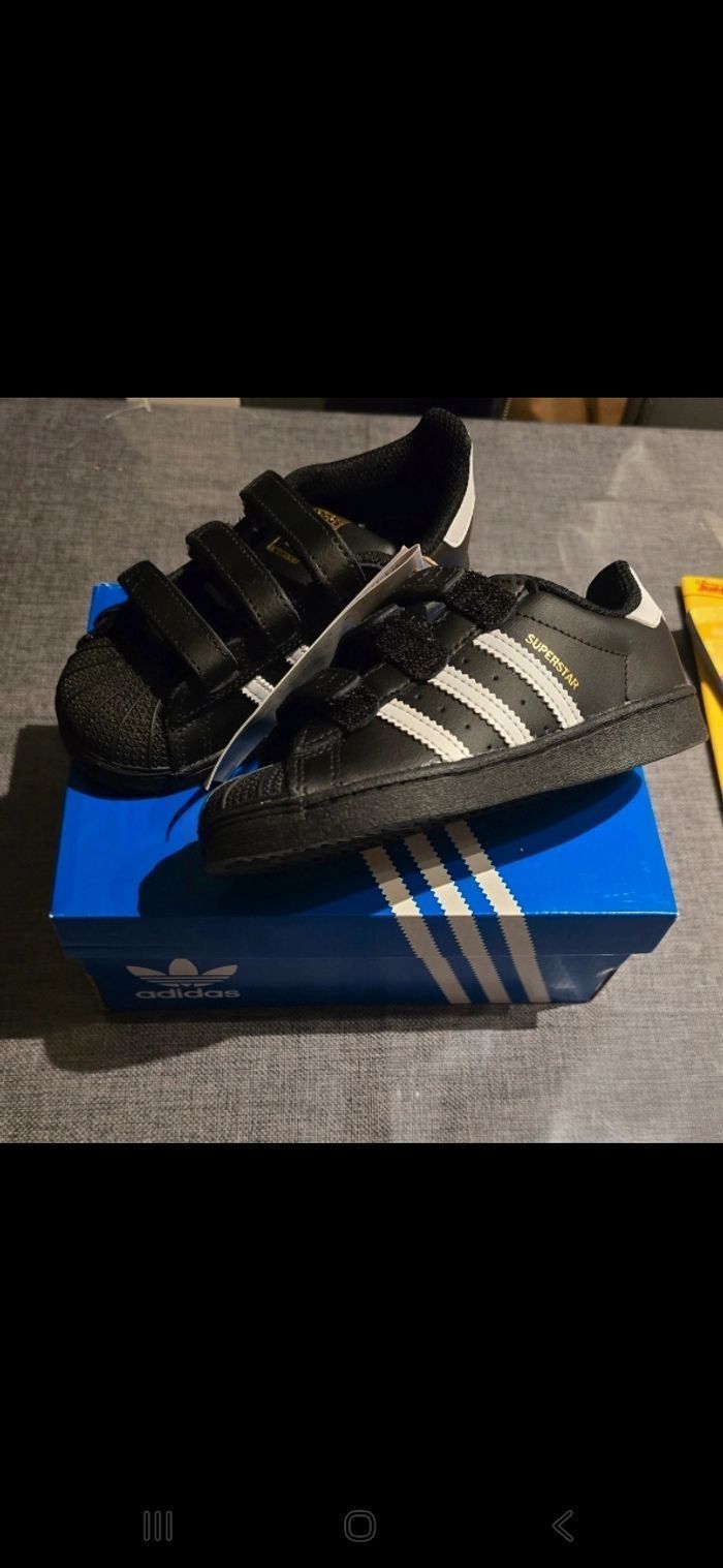 NEUVES non portées 🏷🤩🥰 superbes  baskets superstar adidas Pointure 26 unisex 🥰🤩😍 - photo numéro 3
