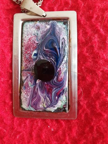 Pendentif sur chaîne style émaux