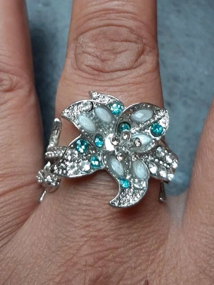 Bague argentée fleur strass turquoise