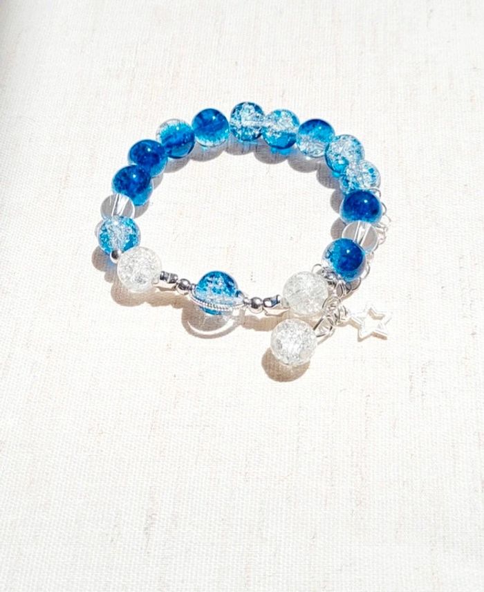 Bracelet perles en verre bleues et blanches avec breloques