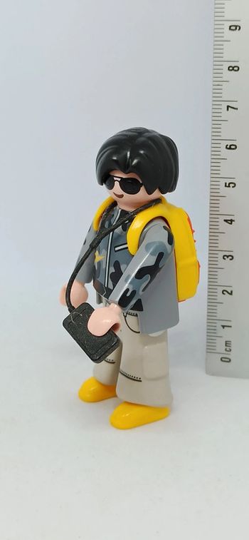 Homme avec sac à dos et accessoire playmobil