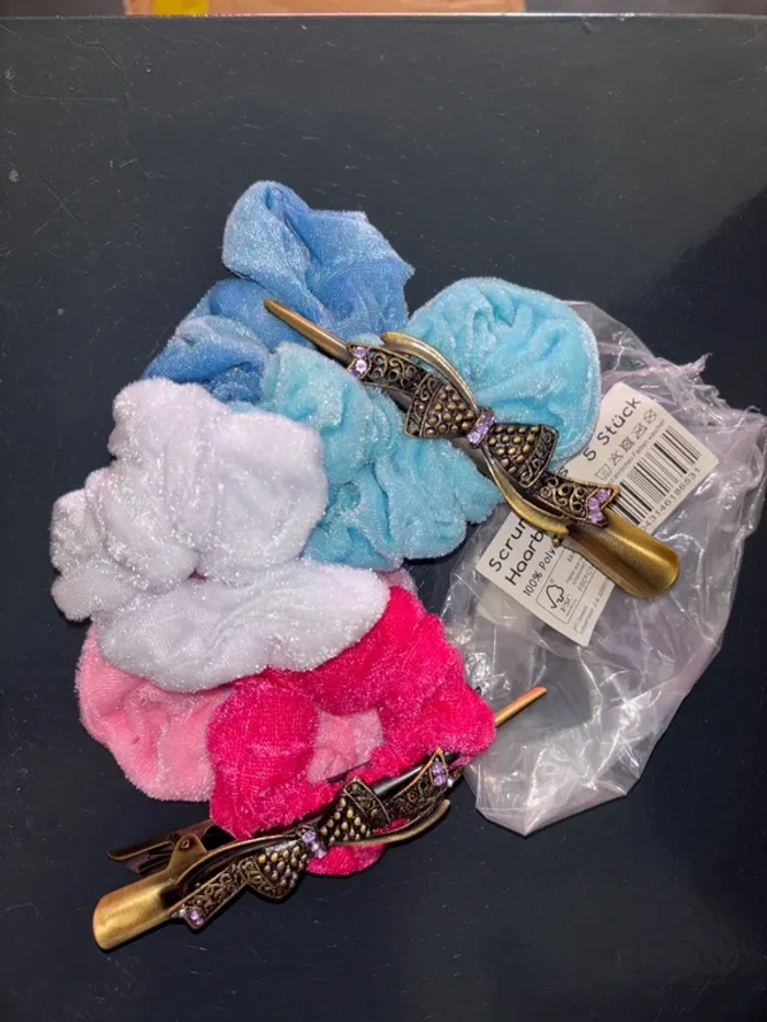 5 chouchous velours et 2 barrettes neuves