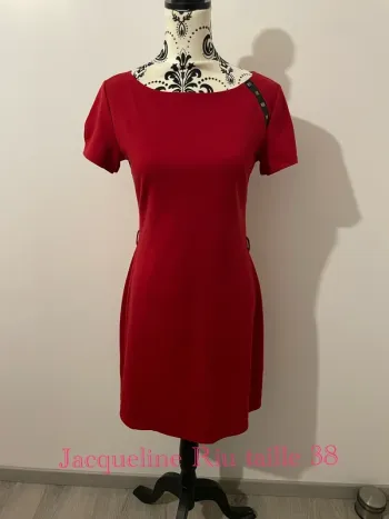 Robe manche courte Jacqueline Riu taille 38 rouge détails noir