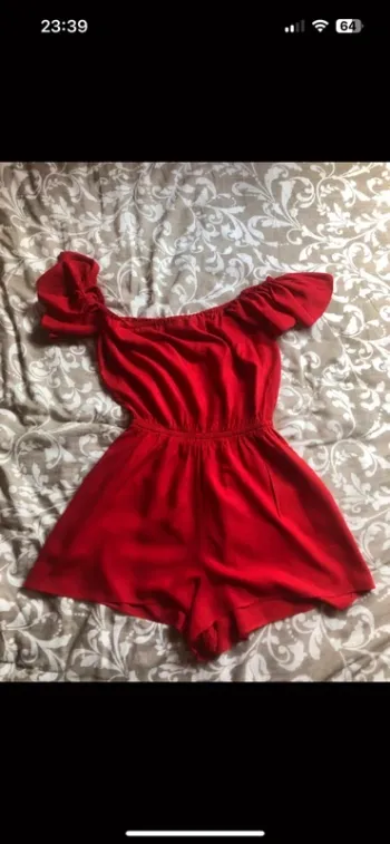 combi short rouge a épaules dénudées femme