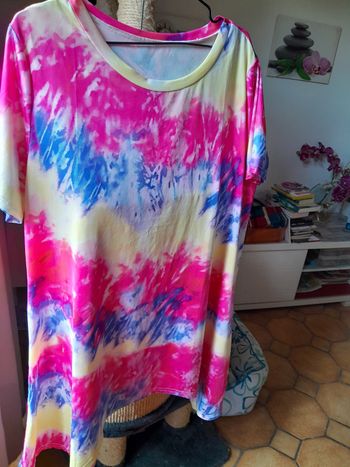 Très jolie tunique femme  taille 48 aux couleurs fluo tebdabce