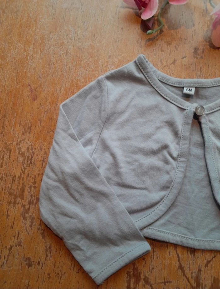 Boléro 6mois gris clair fleur blanche - photo numéro 4