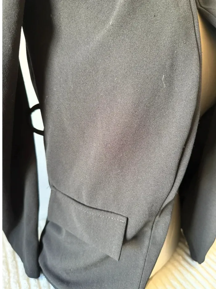 🖤 Veste noire structurée à épaules marquées - photo numéro 2