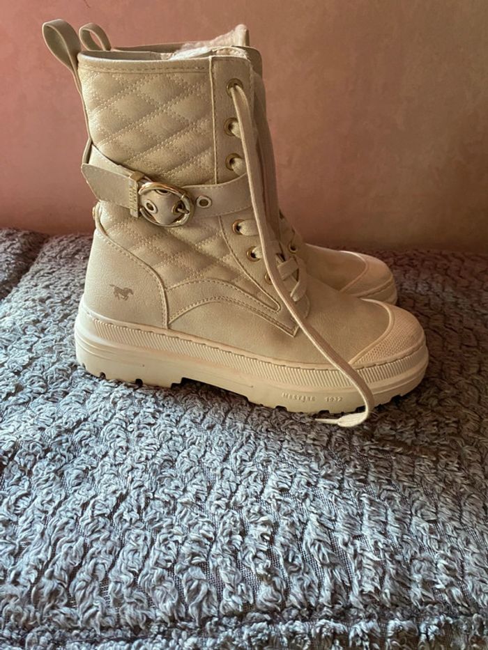 Boots Mustang