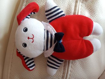 Doudou lapin chien marin matelot Jemini tête blanche corps rouge en velours ras nez bouche brodés fil rouge yeux bleus marines  velours ras et tissu vintage ancien Jemini d'occasion rayure rayé