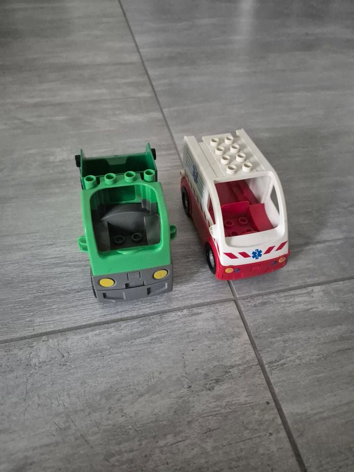 Lot de deux camions dont ambulance LEGO DUPLO