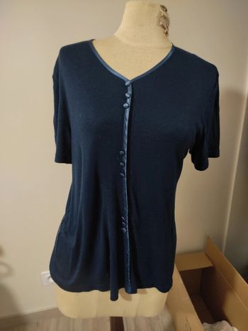 Blouse bleue avec boutons
