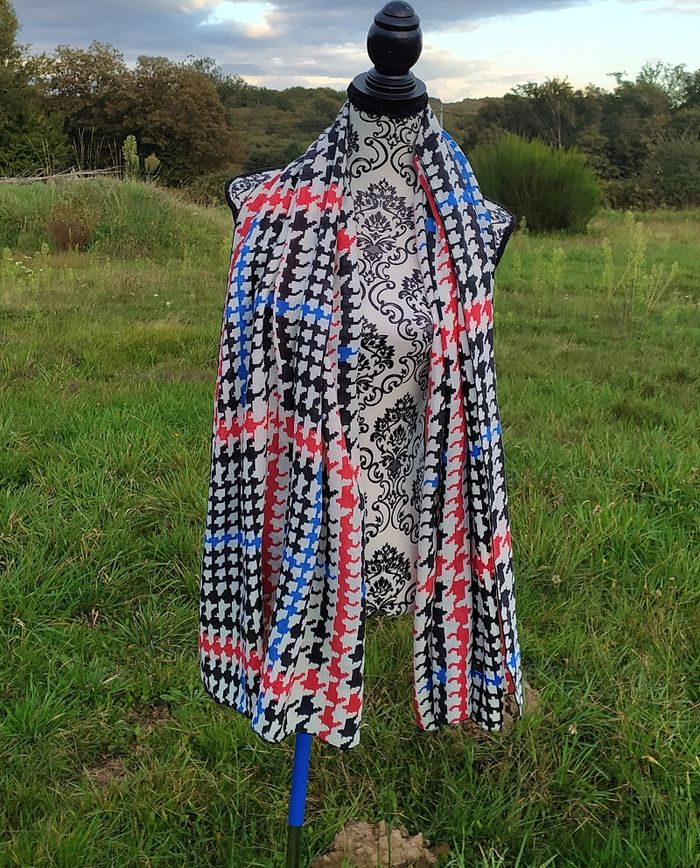 Foulard blanc à motifs pied de poule noir rouge et bleu - photo numéro 2