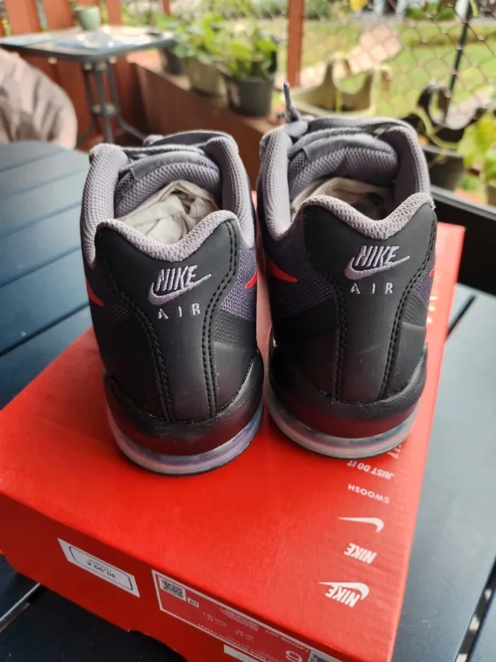 Nike air max invigor Garçon taille 38,5 neuves noire et rouge - photo numéro 6