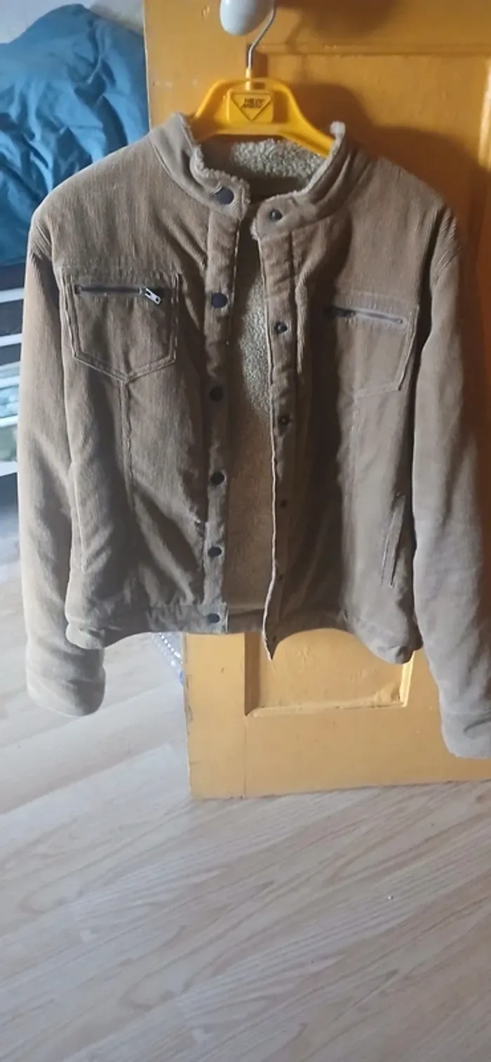 Veste côtelé beige foncé avec doublure fourrure à l'intérieur - photo numéro 2
