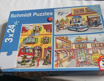 2 puzzles de 24 pièces, véhicules, camions
