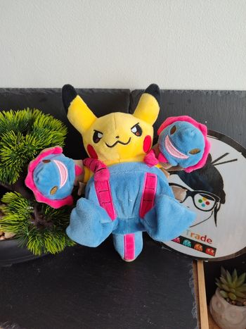 peluche Pikachu déguisé trioxydre 2018 k2117 Jaune Bleu Rose Hydre Pokemon