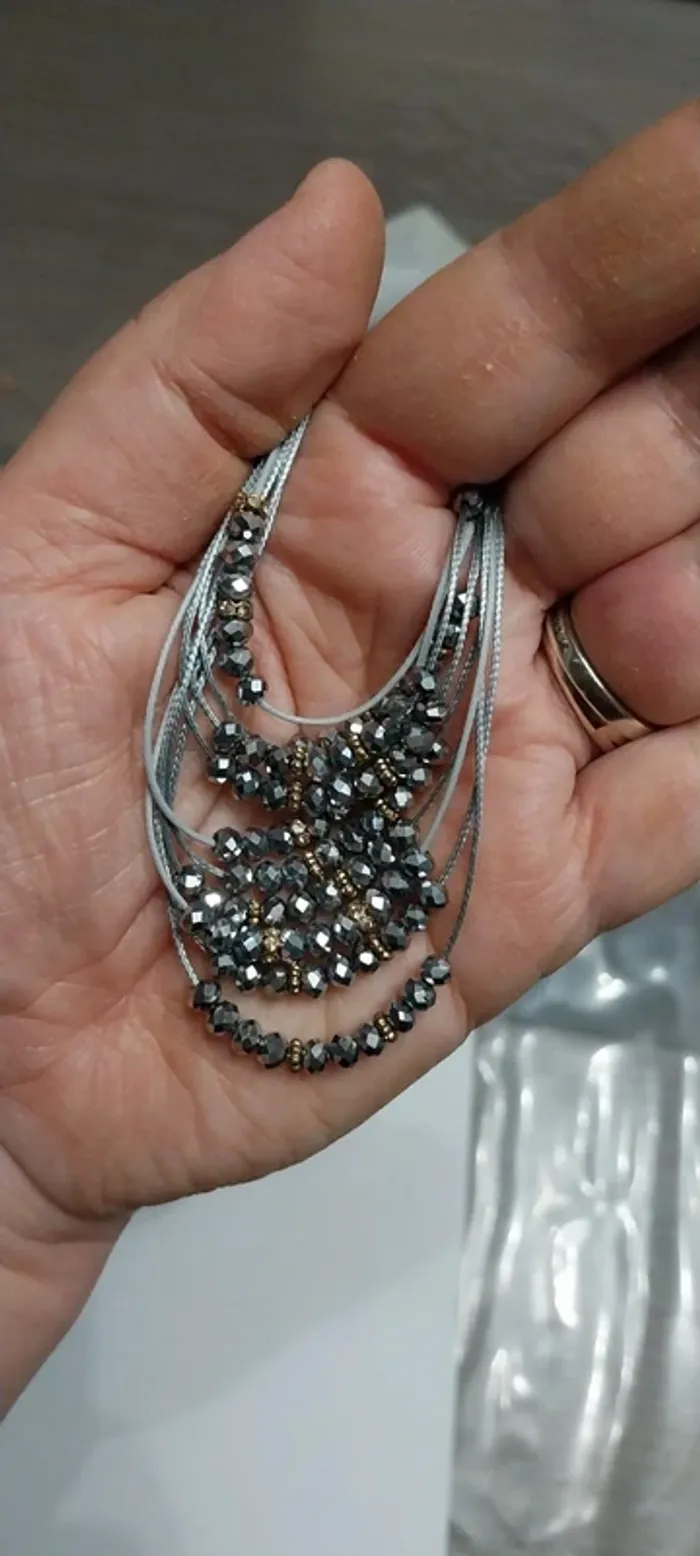 Collier fantaisie avec perles. Gris . Neuf - photo numéro 5