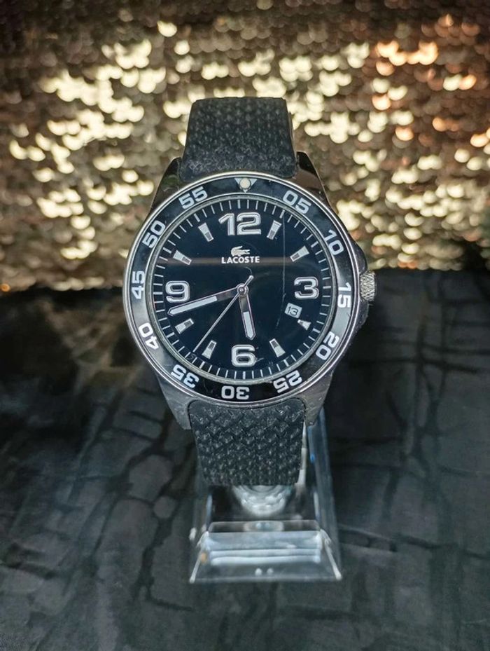 Montre Lacoste noire et argentée.