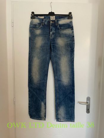 Jean bleu effet délavé blanc taille haute coupe regular slim OWK Denim taille 38