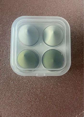 Boîte avec 4x éponges à maquillage vert