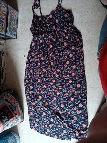 Robe légère t.38 kiabi mini trou sur le froufrou de l'épaule