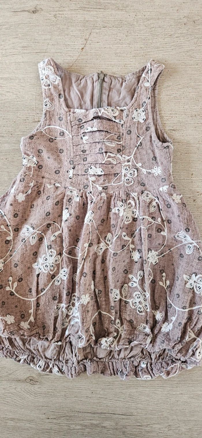 Jolie robe courte d été beige clair/beige foncé, taille 4/5 ans - photo numéro 3