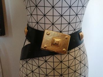 Ceinture en cuir. Details dorés