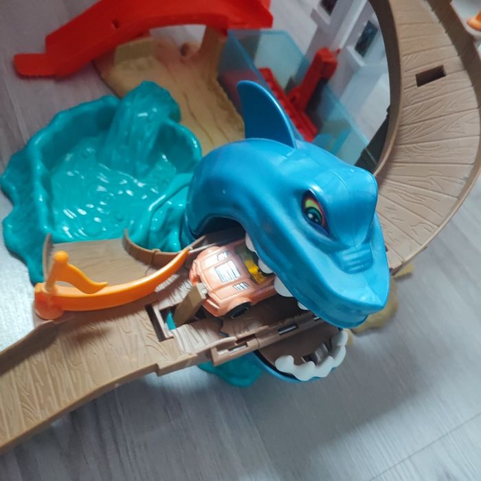 Hot wheels piste attaque requin coffret de jeux avec deux zones de changement de couleur et un véhicule color shifter inclus - photo numéro 5