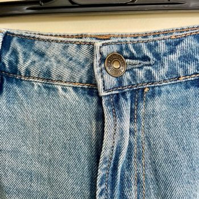 Jean droit bleu clair effet usé Stradivarius taille 42 (L), 100% coton, made in Cambodia V071 - photo numéro 3