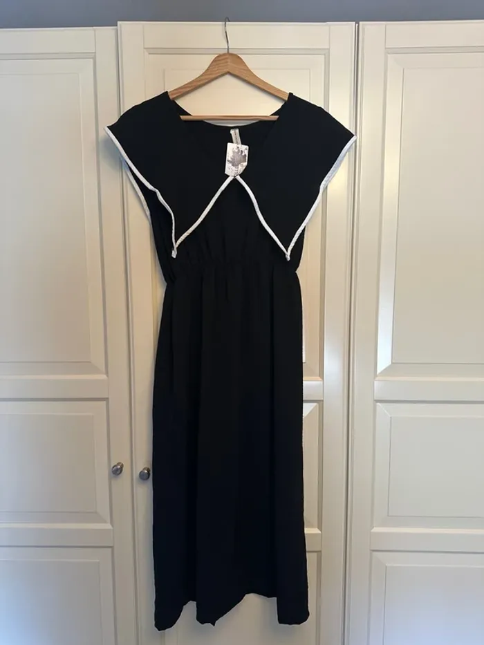 Robe mi-longue noire et blanche