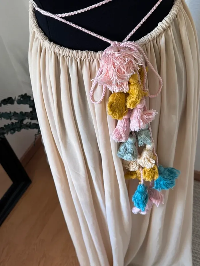 Robe décolleté et dos nu à pompons - photo numéro 5