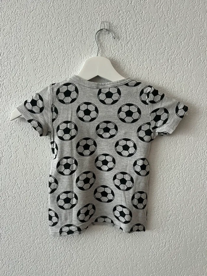 T-shirt H&M garçon 2 ans – gris motif ballons de foot - photo numéro 2