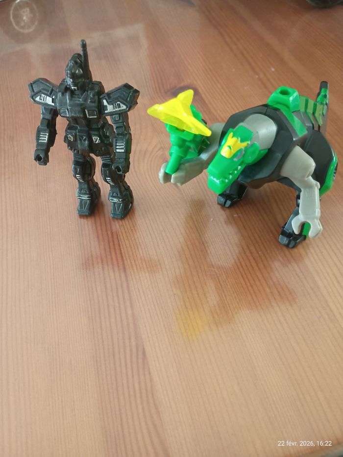 Figurines Transformers et robot - photo numéro 3