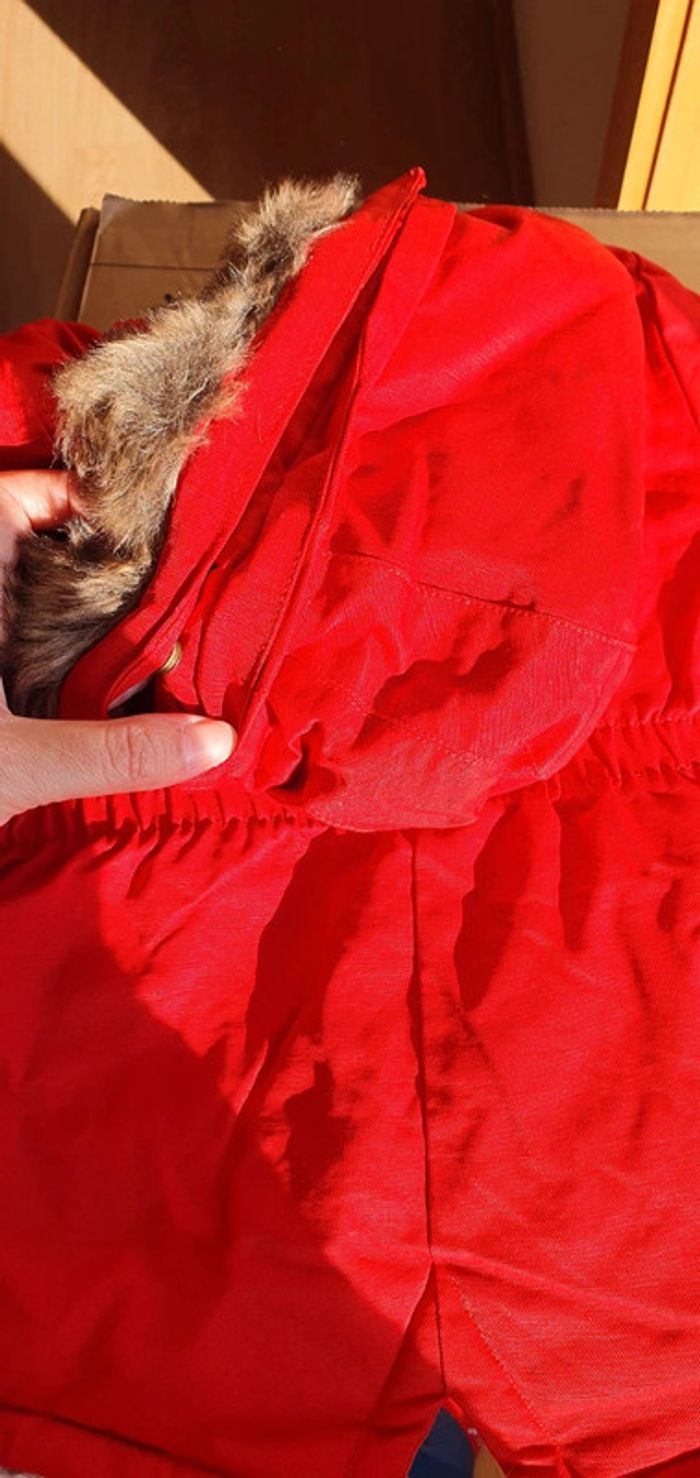 Kispo vermelho com 2 bolsos e pêlo removível no capucho - photo numéro 6