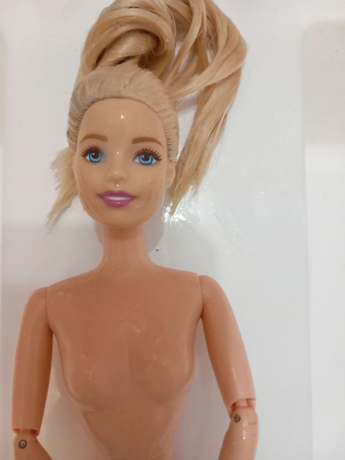 Barbie articulée avec vernis vintage - photo numéro 3