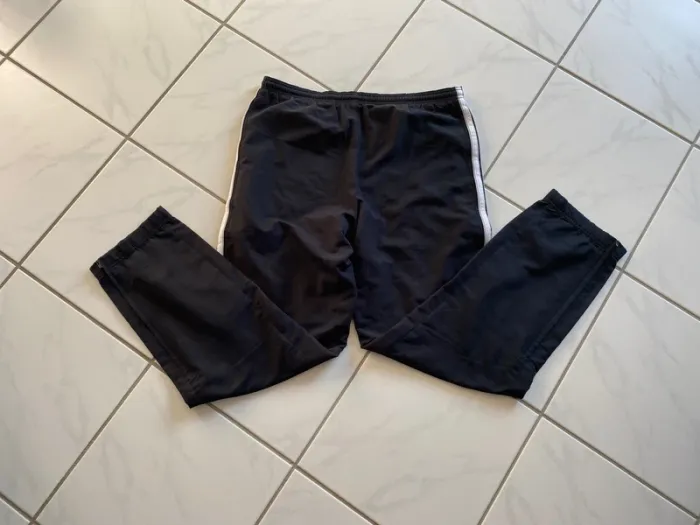 Jogging Adidas vintage noir – Taille 14 ans (convient S/M homme) bandes blanches logo brodé - photo numéro 3